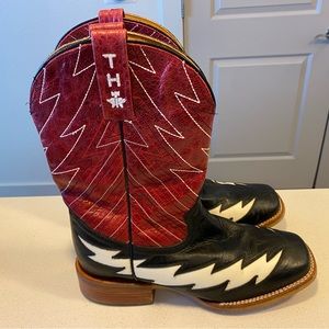 Men’s 9.5 “The Flash” boots. Lightening and white stitching glow.